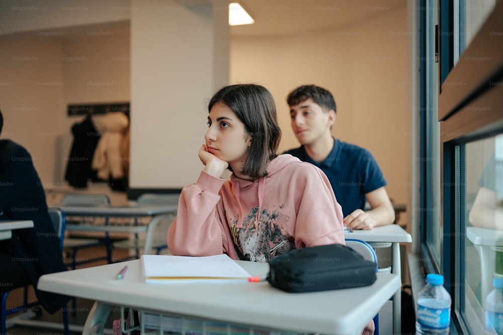 Ein Mann und eine Frau sitzen an einem Tisch