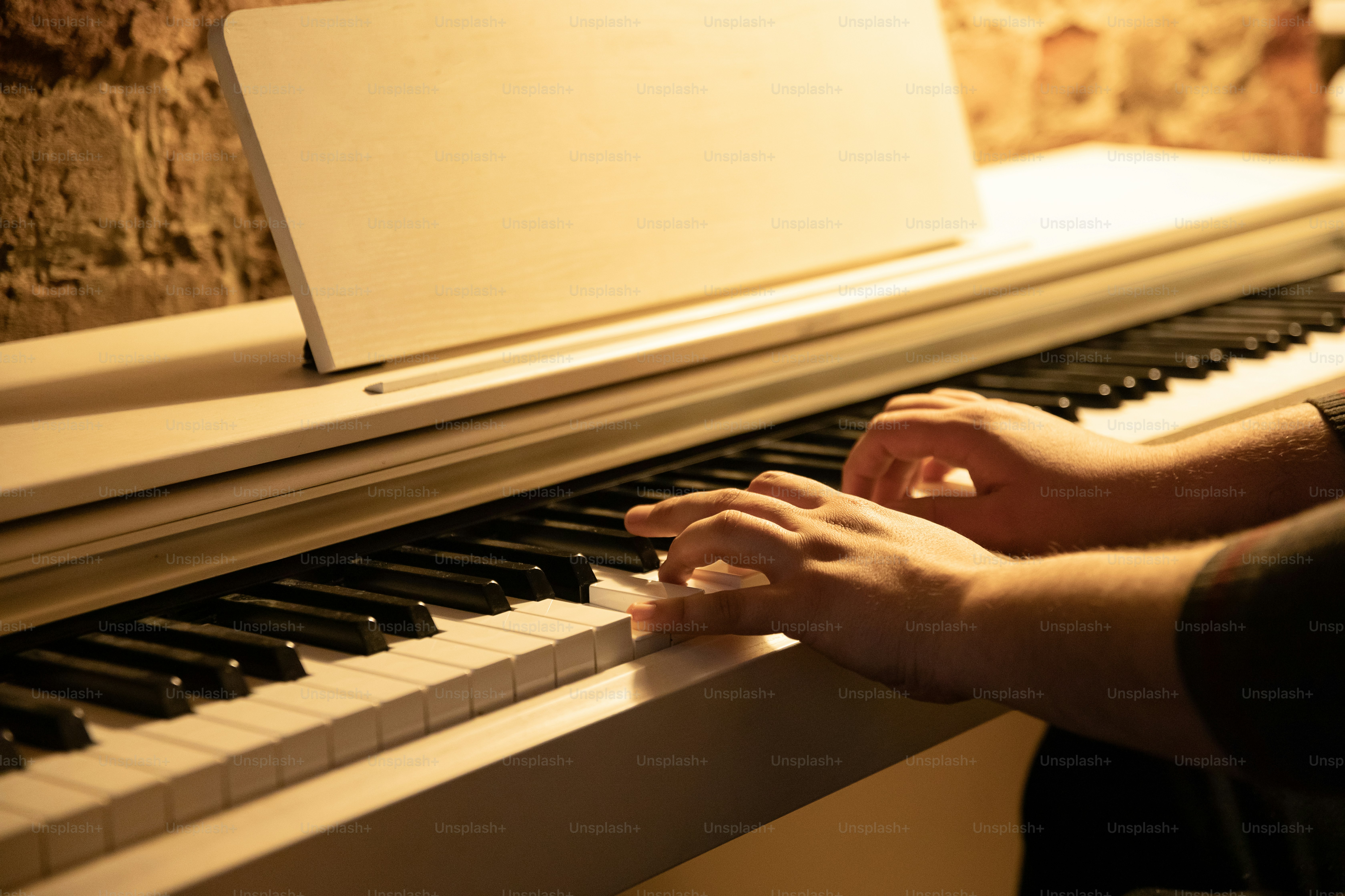una persona che suona un pianoforte con le mani
