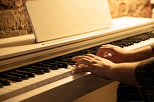 une personne jouant du piano avec ses mains