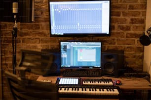 ein Schreibtisch mit Tastatur und Monitor