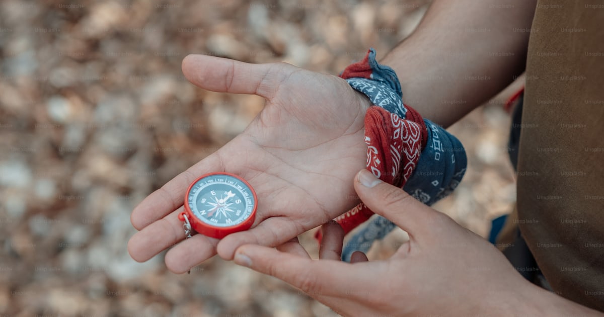 A person holding a compass in their hand photo – Compass Image on Unsplash