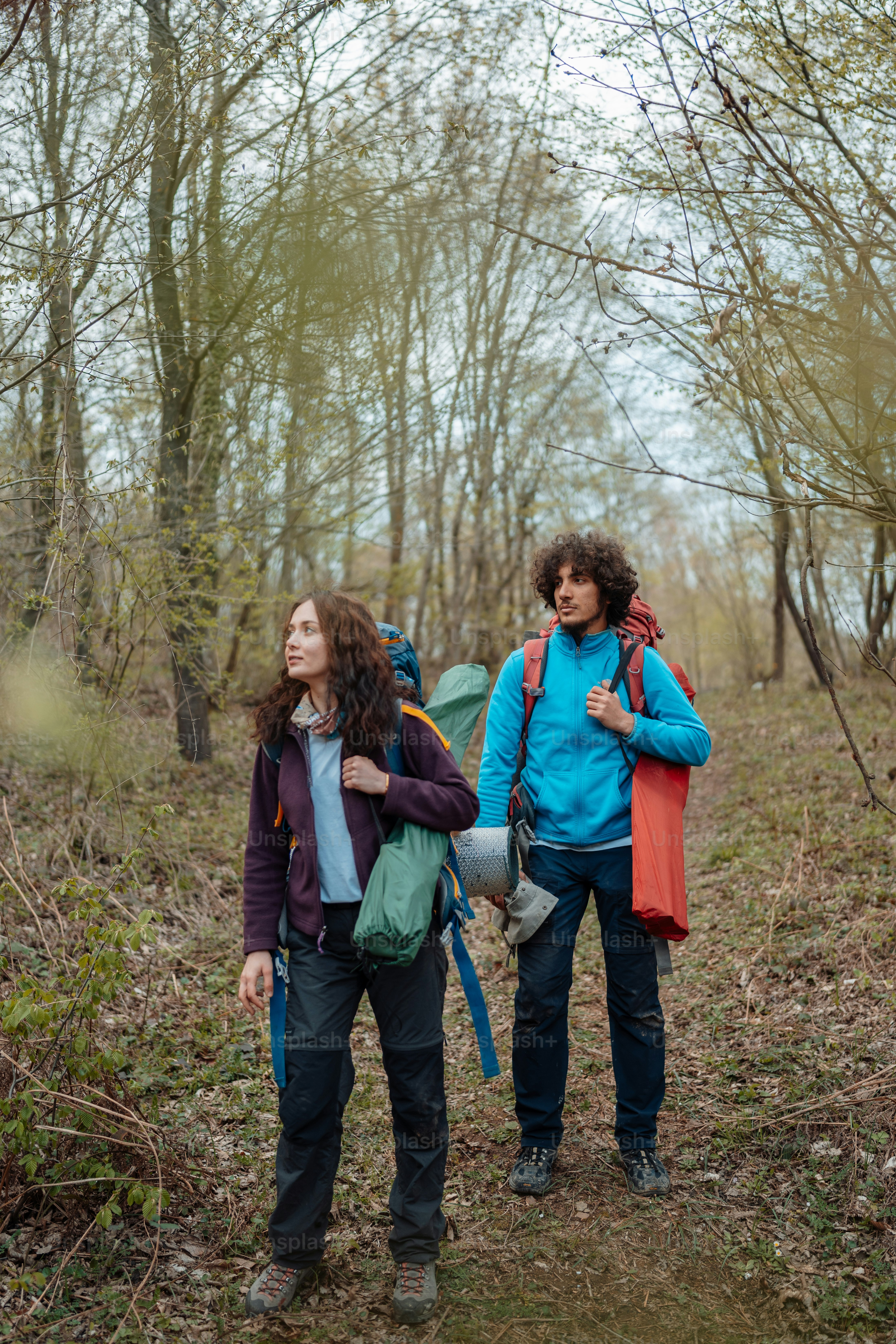 Un couple de personnes qui se