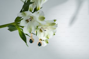 ein Blumenstrauß, an dem ein Paar Ohrringe hängen