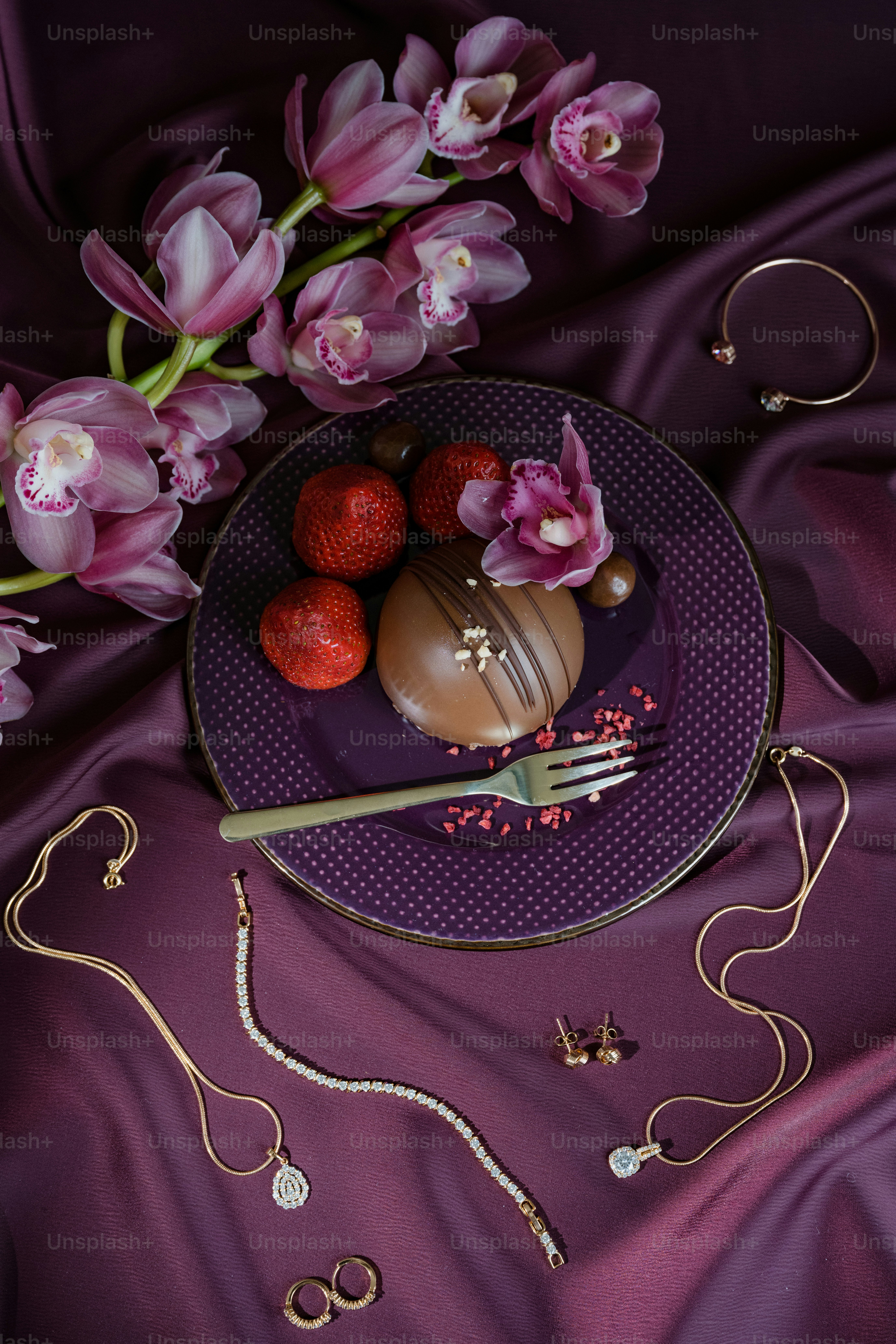 Ein Teller mit einem Schokoladendessert und Blumen darauf