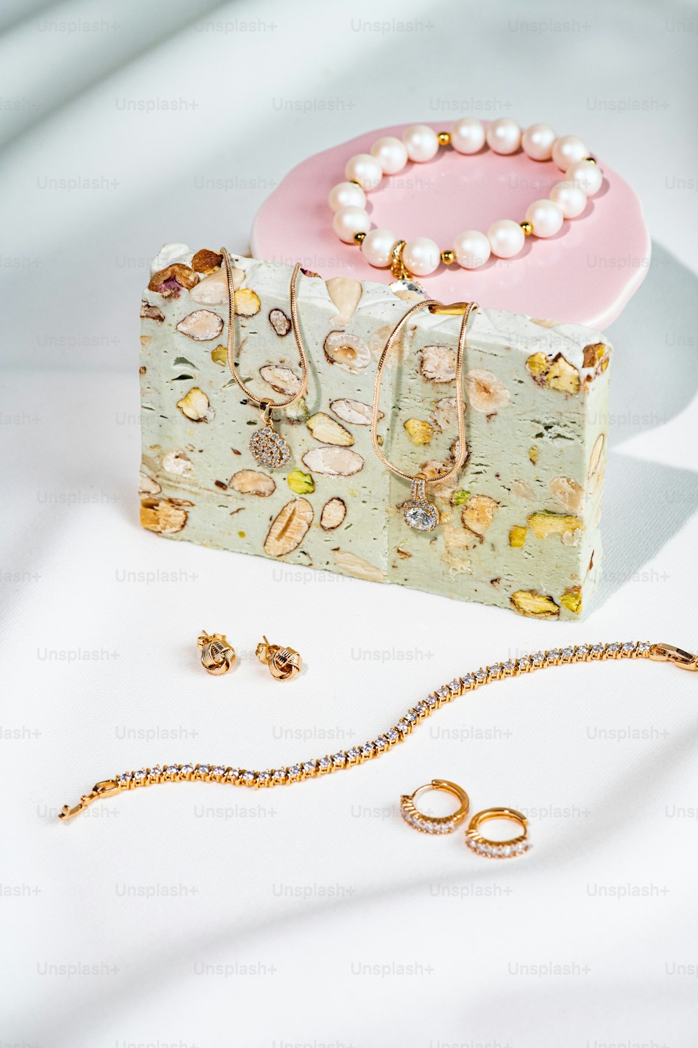 uma caixa de joias com pérolas e um colar