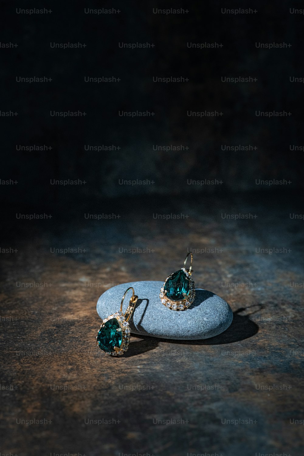 Ein Paar Ohrringe, die auf einem Felsen sitzen
