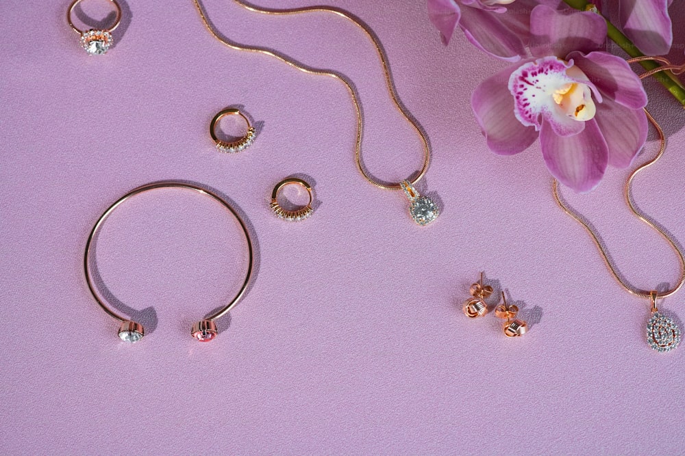 Un montón de joyas sentadas encima de una mesa