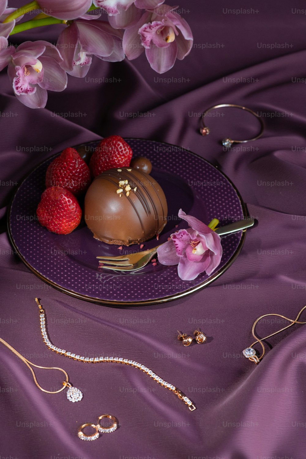 une assiette violette surmontée d’un dessert enrobé de chocolat