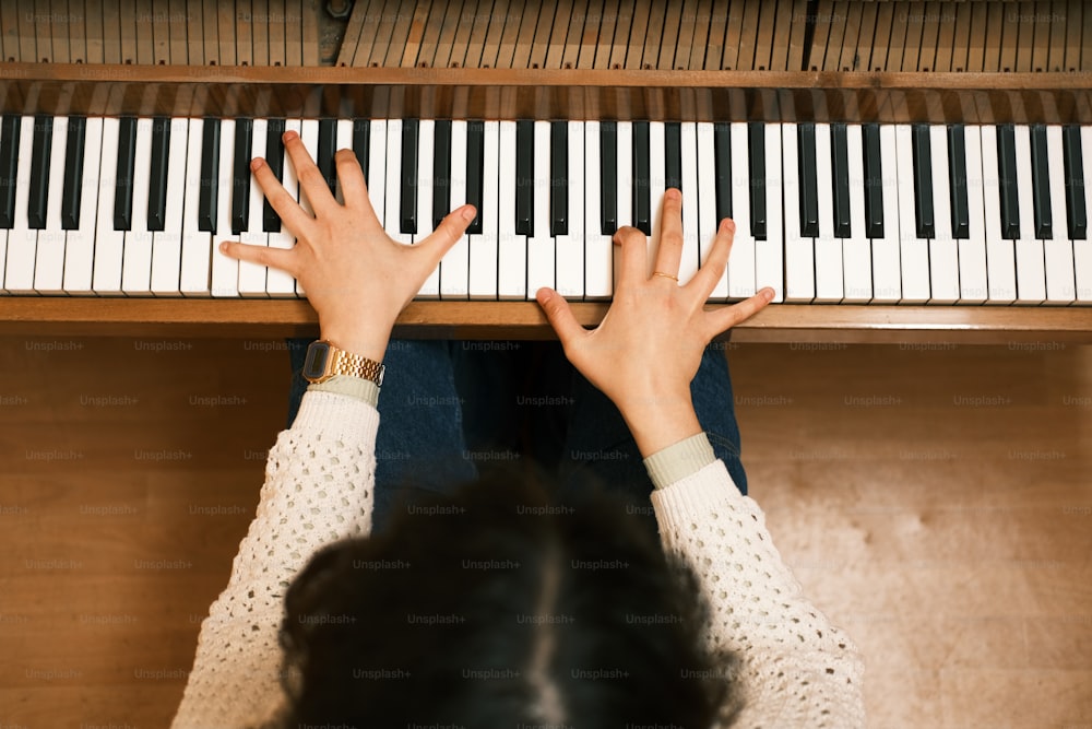 uma pessoa com as mãos em um piano