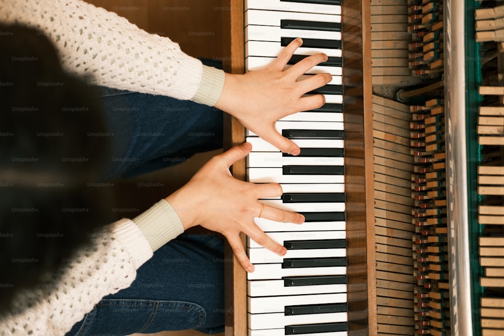eine Person, die mit den Händen Klavier spielt