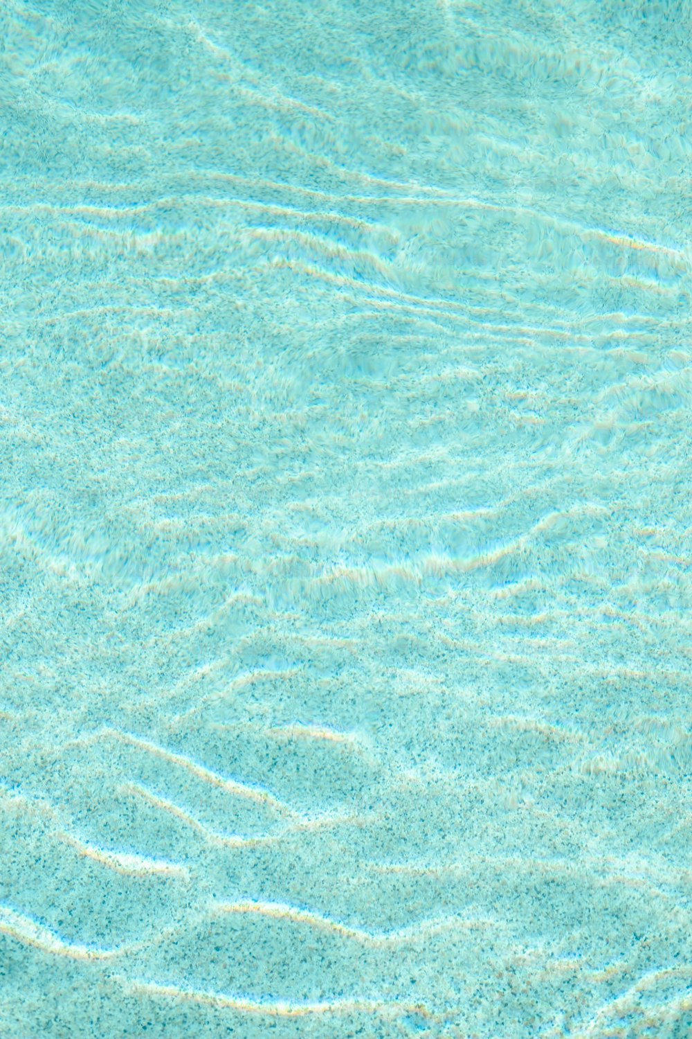 uma piscina azul com água clara e ondulações