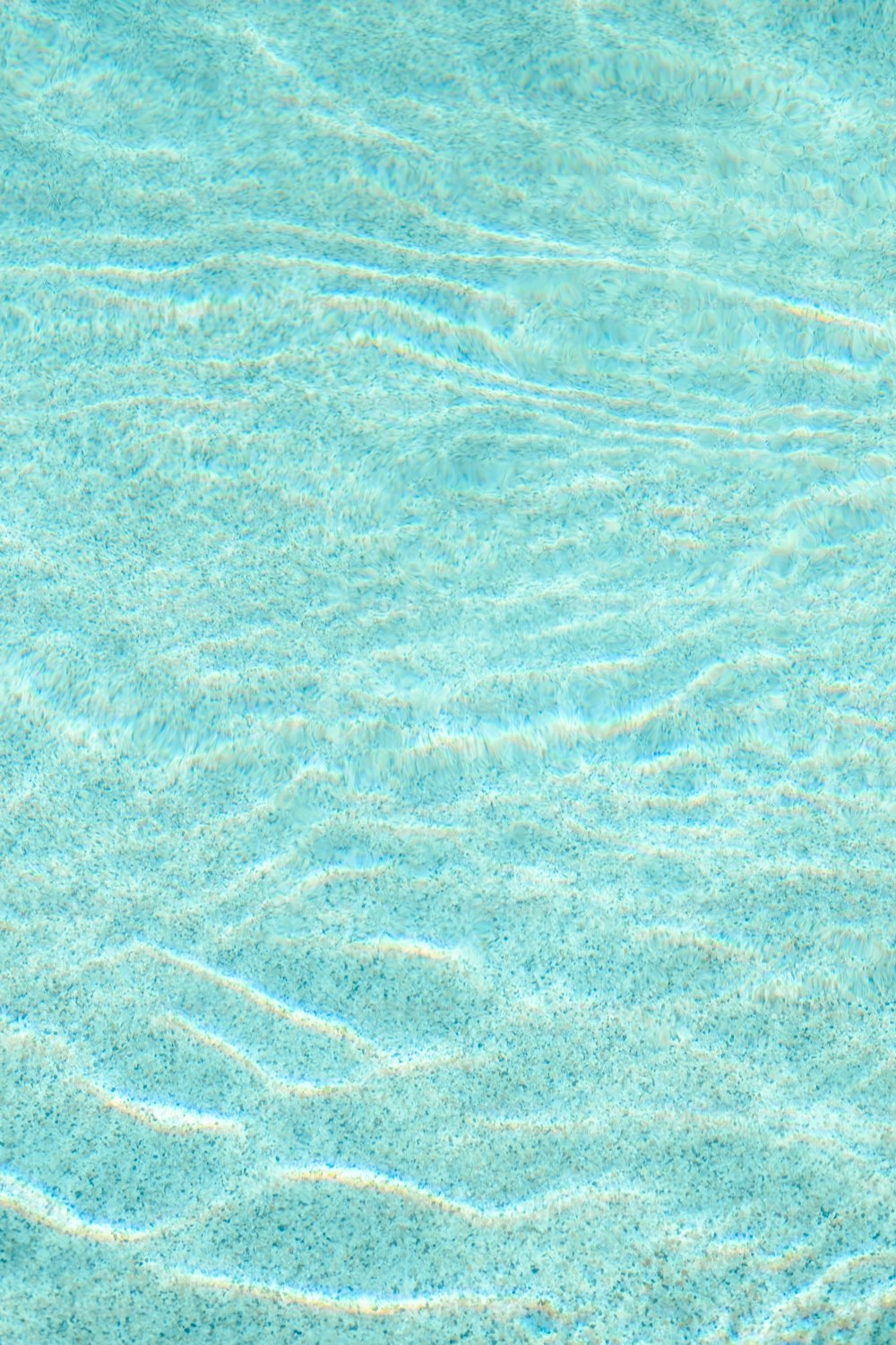 Ein blauer Pool mit klarem Wasser und Wellen