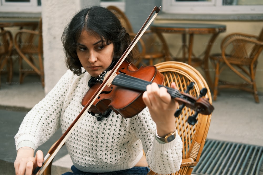 Una donna sta suonando un violino fuori