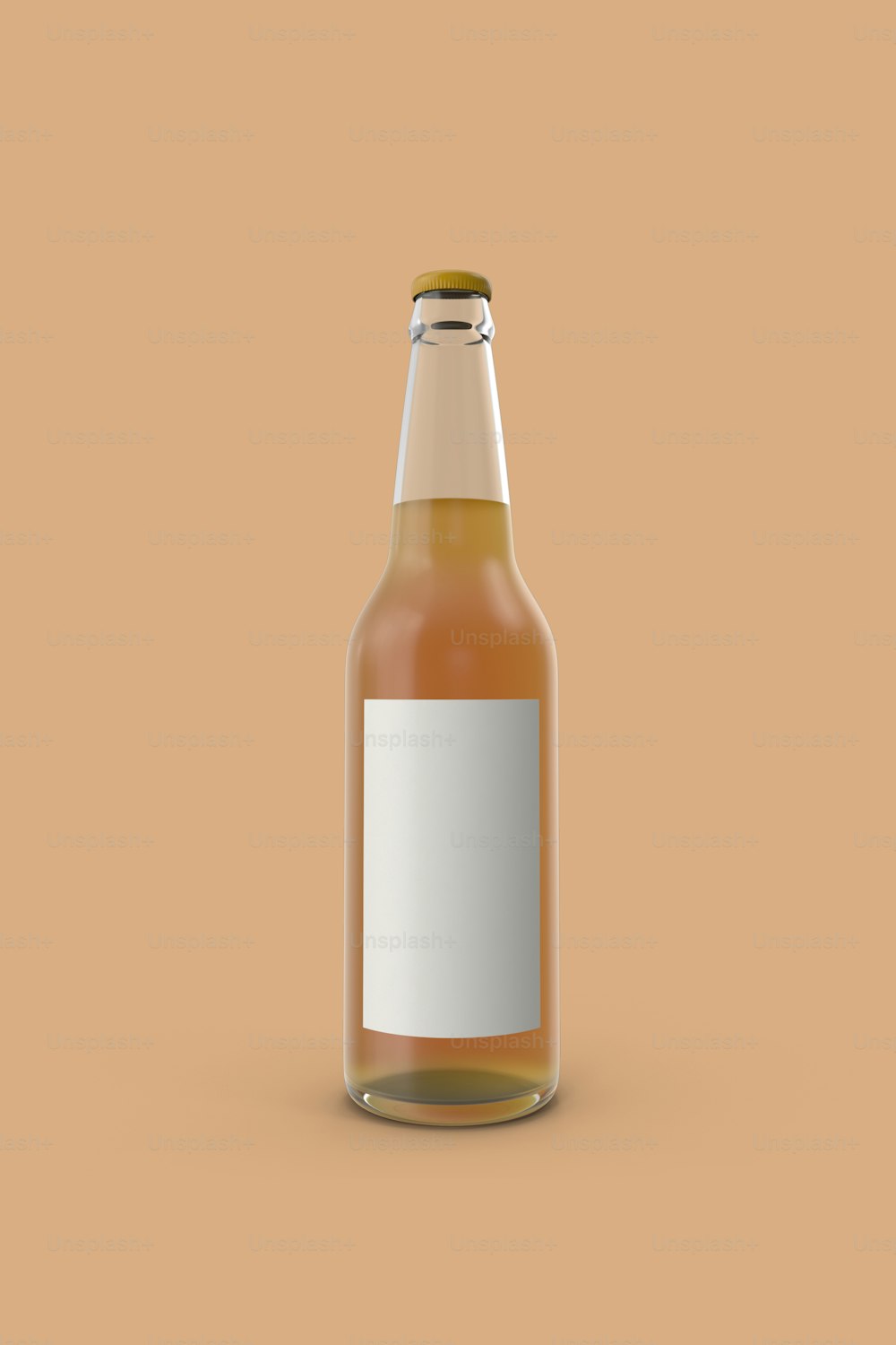 Una botella de cerveza con una etiqueta en blanco