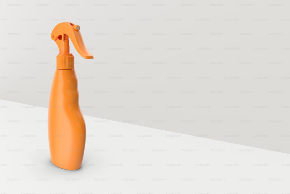 eine orangefarbene Sprühflasche, die auf einer weißen Oberfläche sitzt