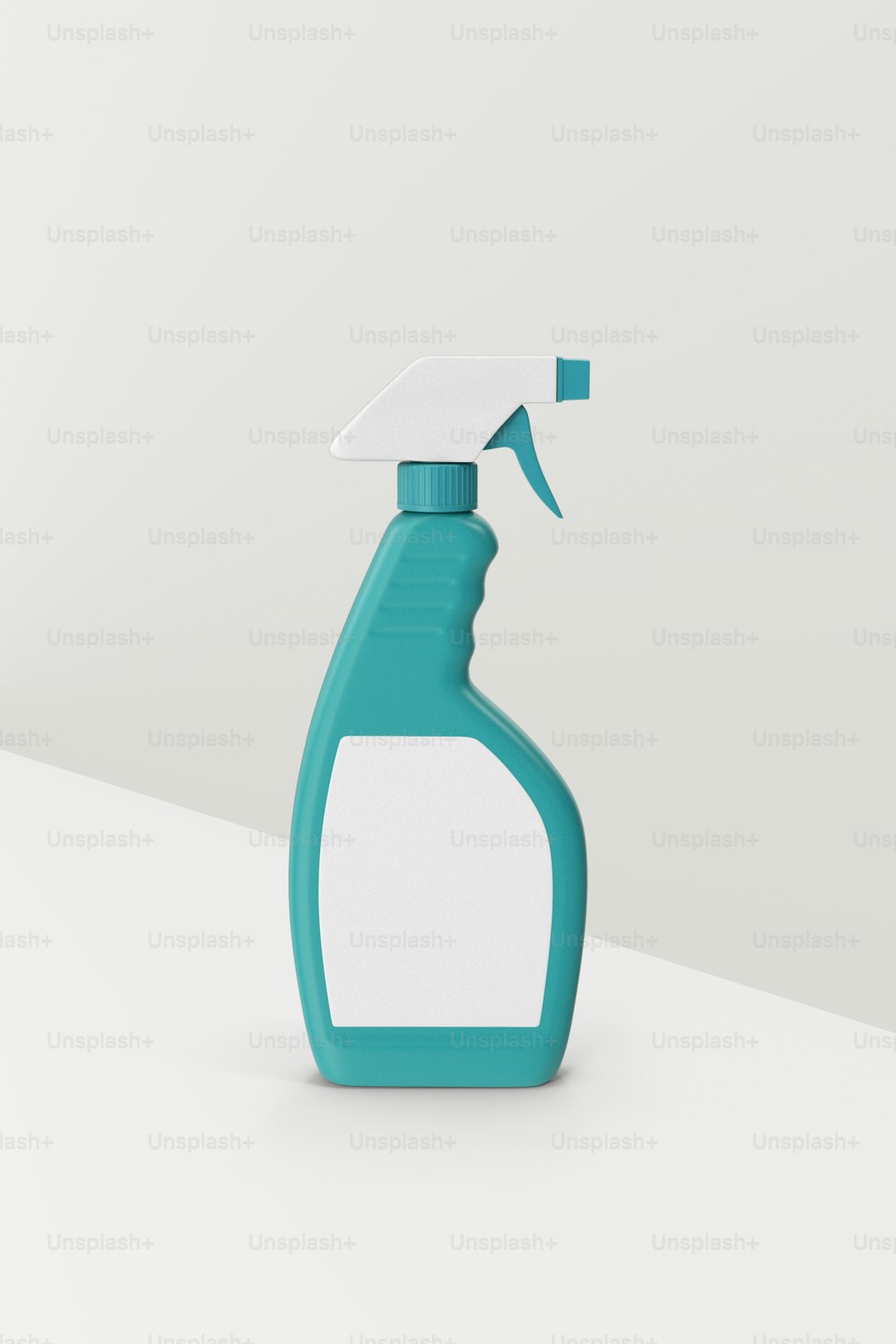 una botella de limpiador sobre una superficie blanca