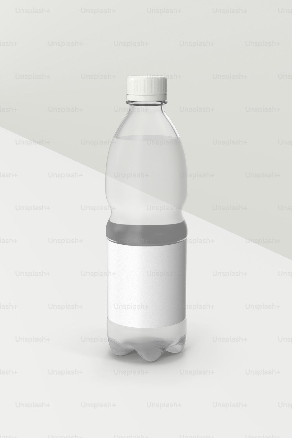 eine Flasche Wasser auf weißem Hintergrund