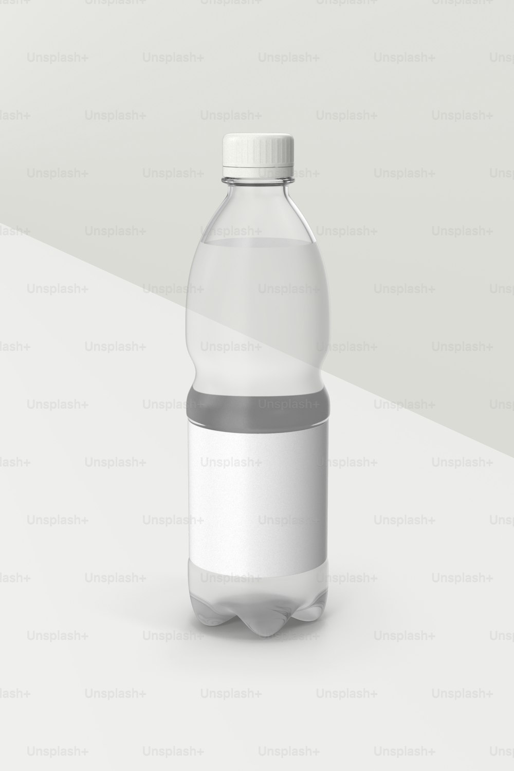 una bottiglia d'acqua su sfondo bianco