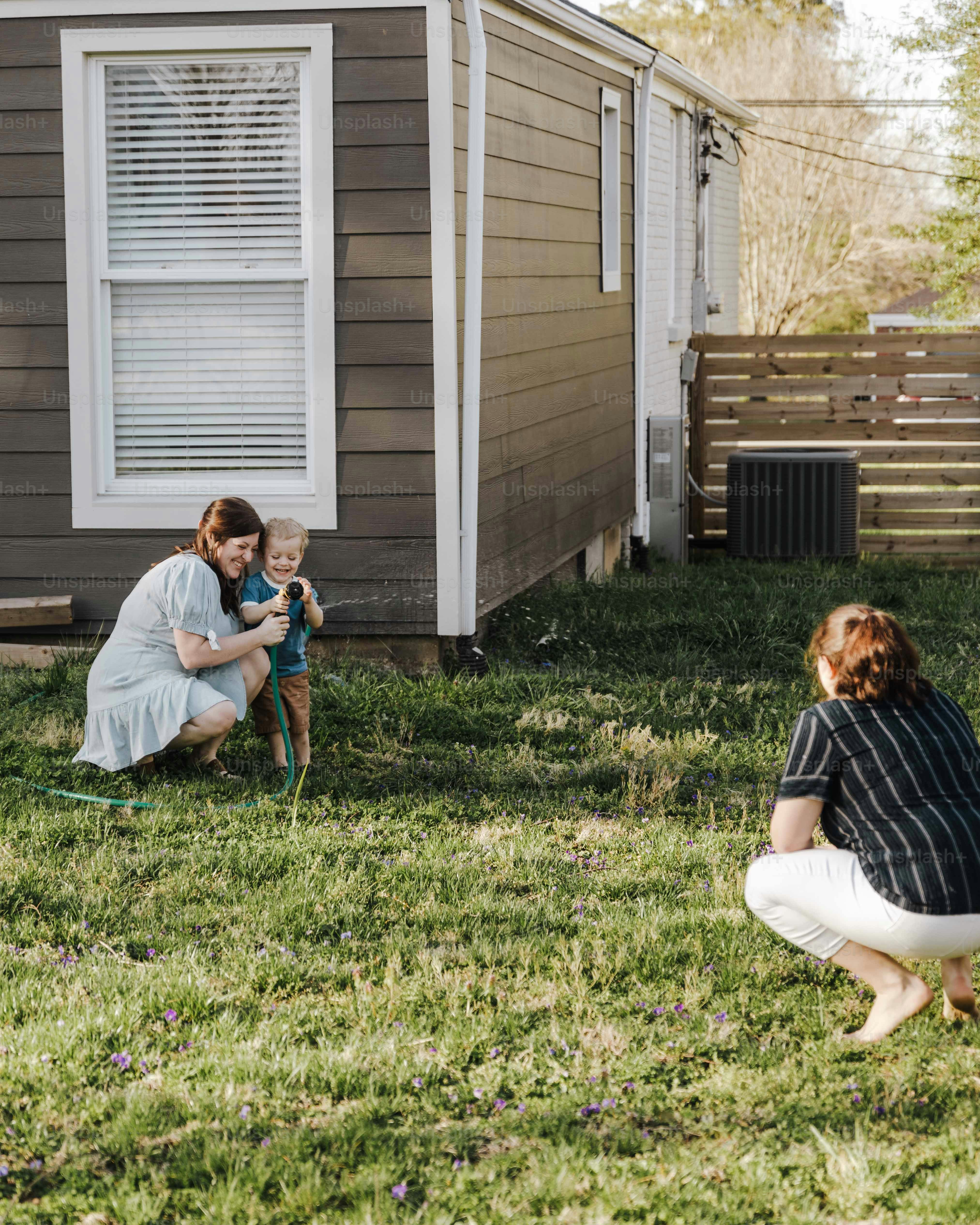 uma mulher ajoelhada ao lado de uma criança