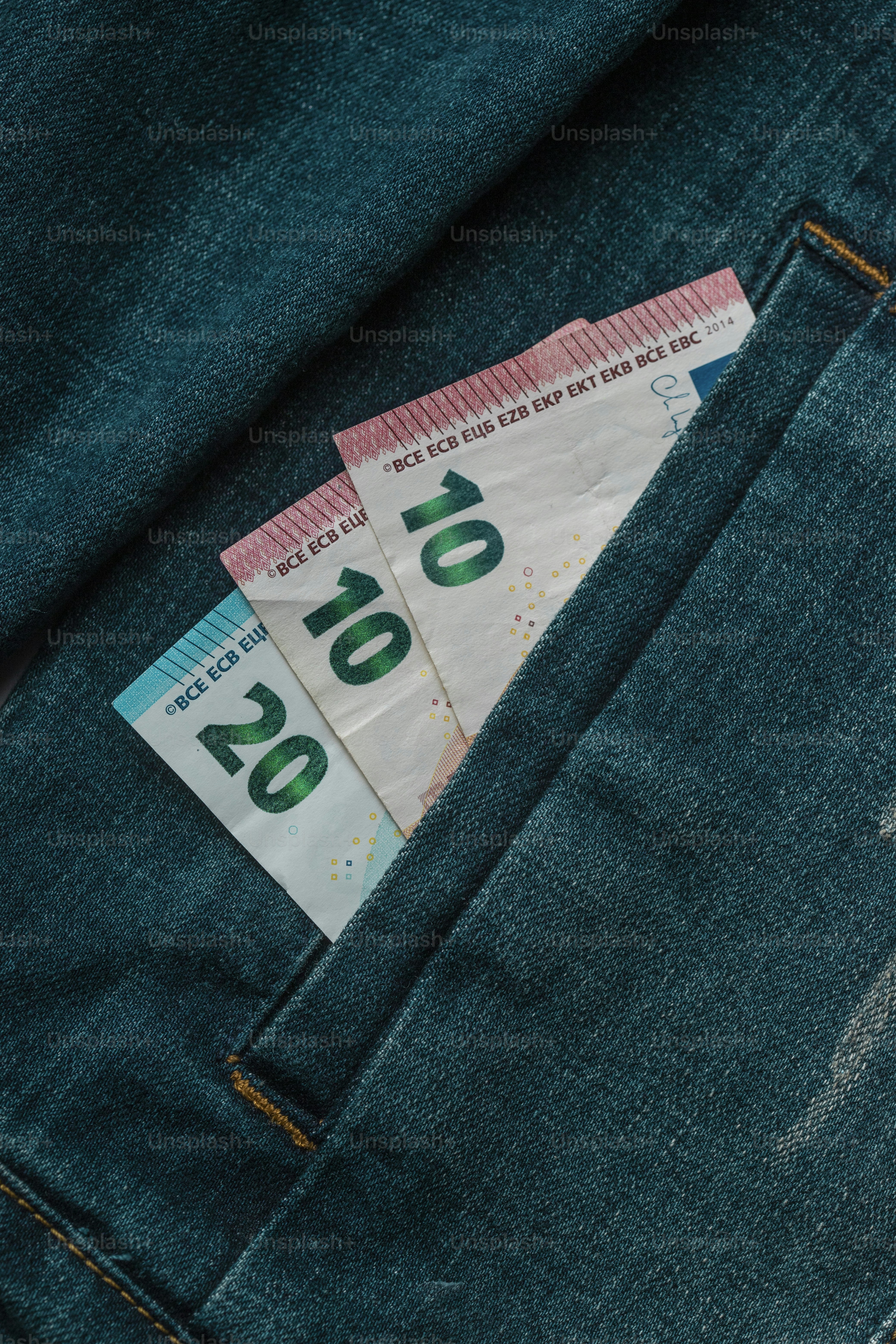 Un paio di soldi che spuntano dalla tasca posteriore di un paio di jeans