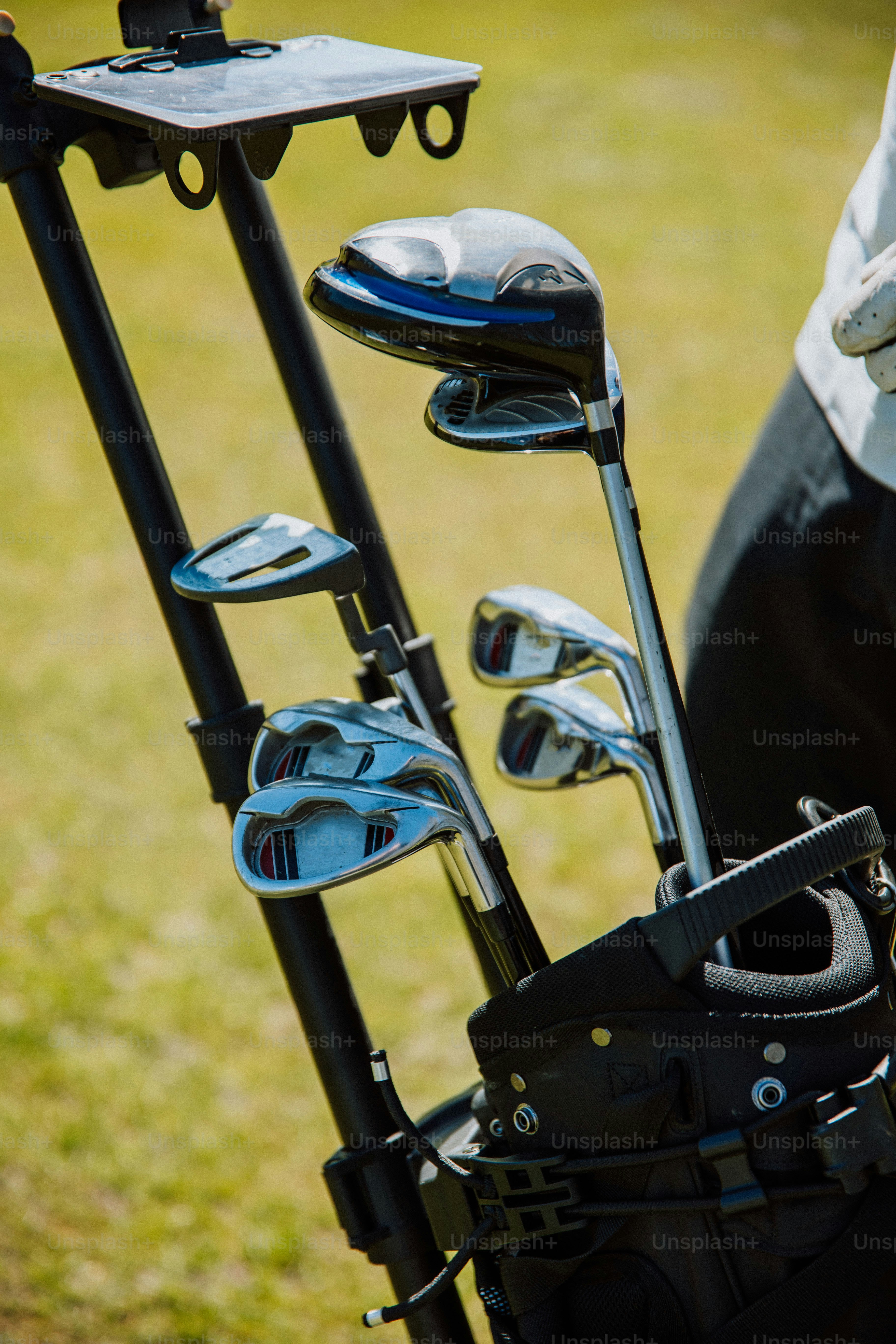 ゴルフクラブが入ったゴルフバッグを持っている人