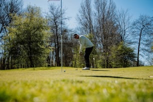 Un uomo che gioca a golf in una giornata di sole