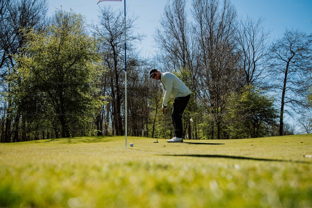 Un hombre jugando al golf en un día soleado