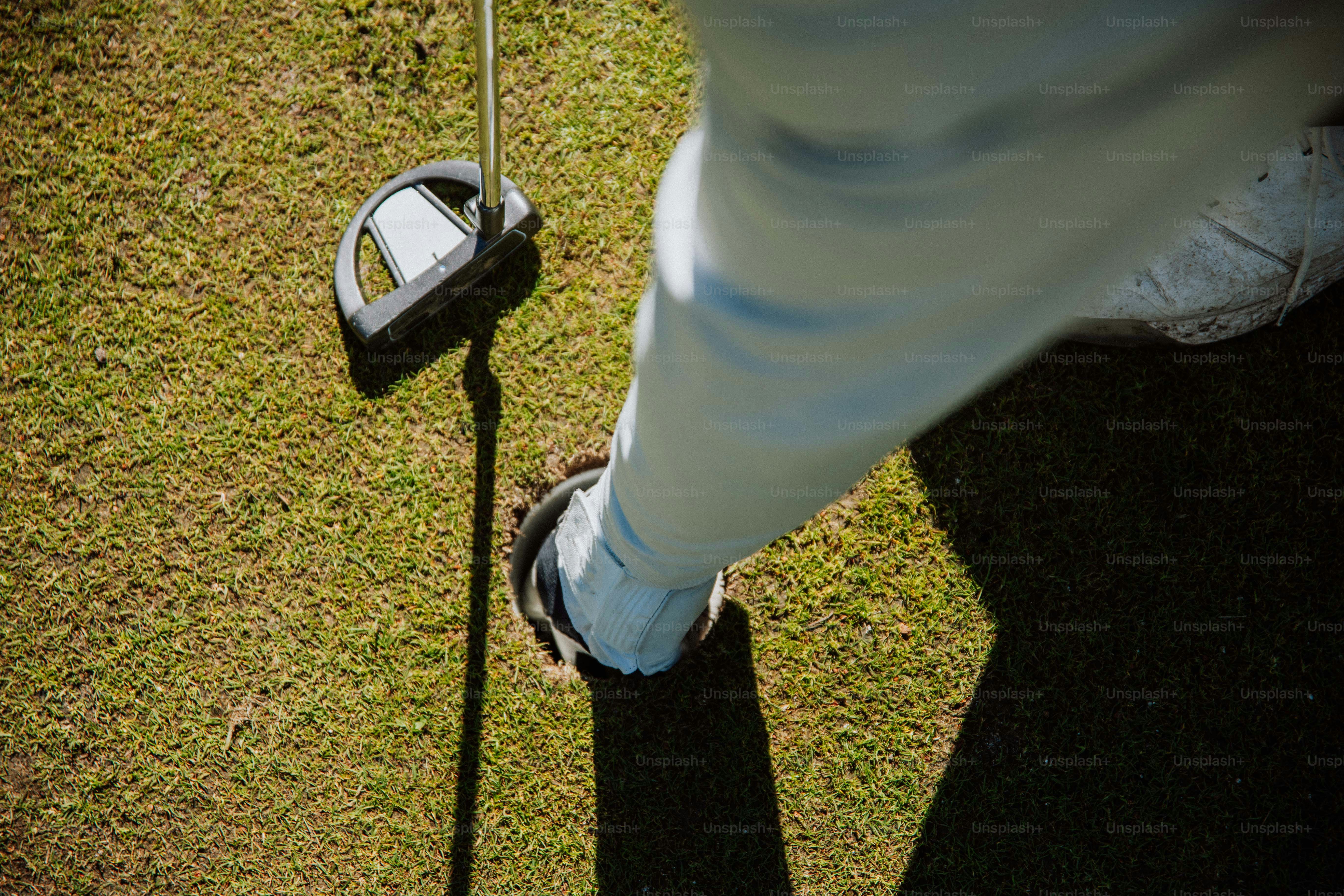 靴の隣に立っている人