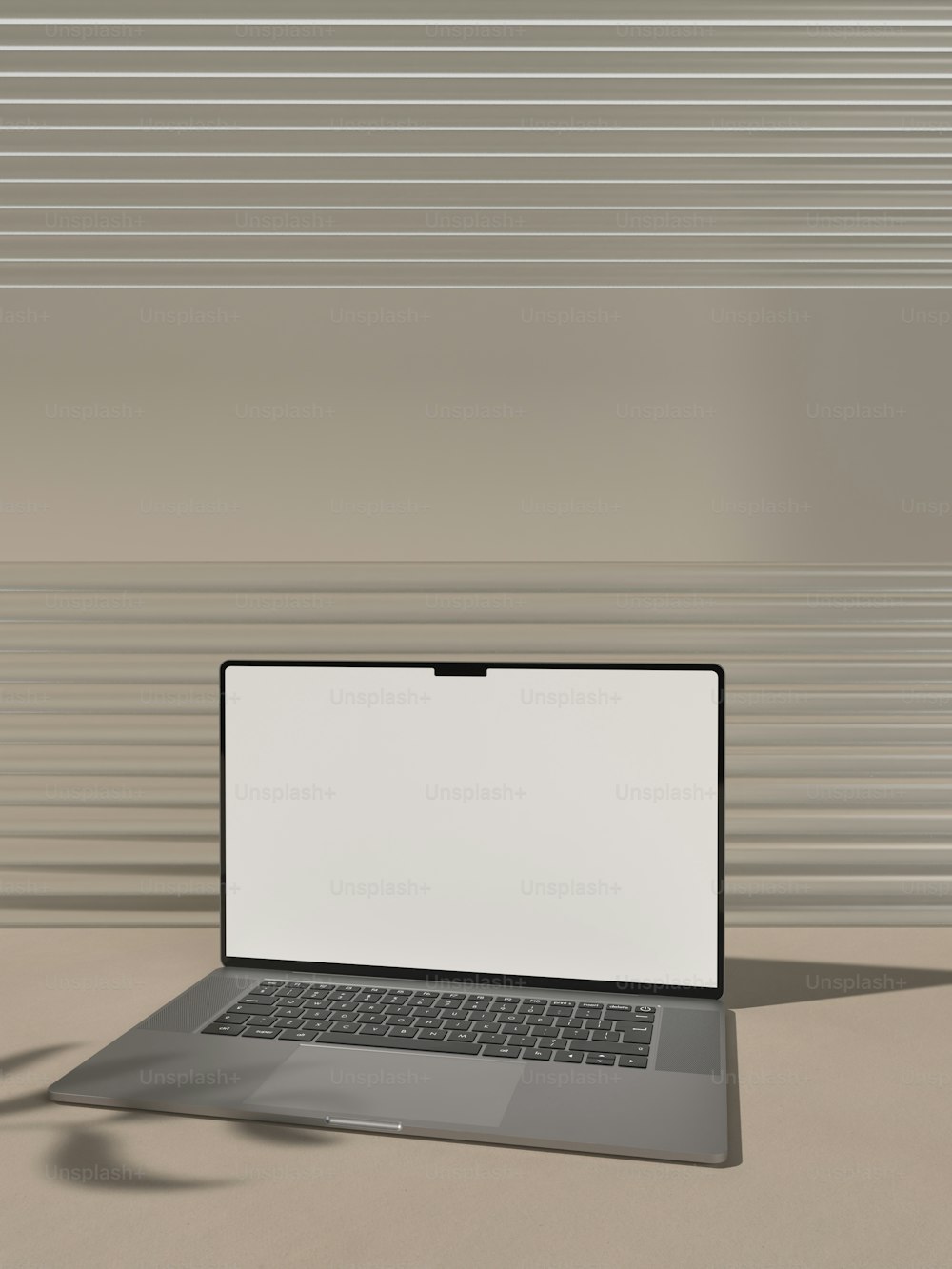 un computer portatile seduto sopra un tavolo
