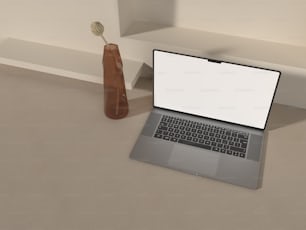 um computador portátil aberto sentado em cima de uma mesa