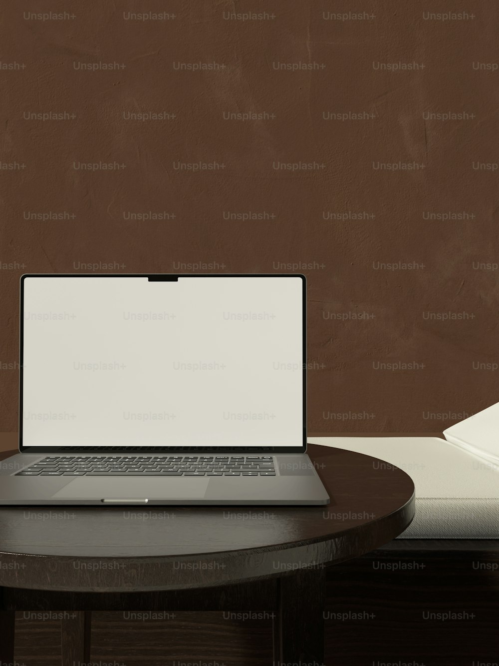 un ordinateur portable posé sur une table en bois