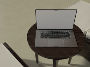 ein Laptop, der auf einem Holztisch sitzt