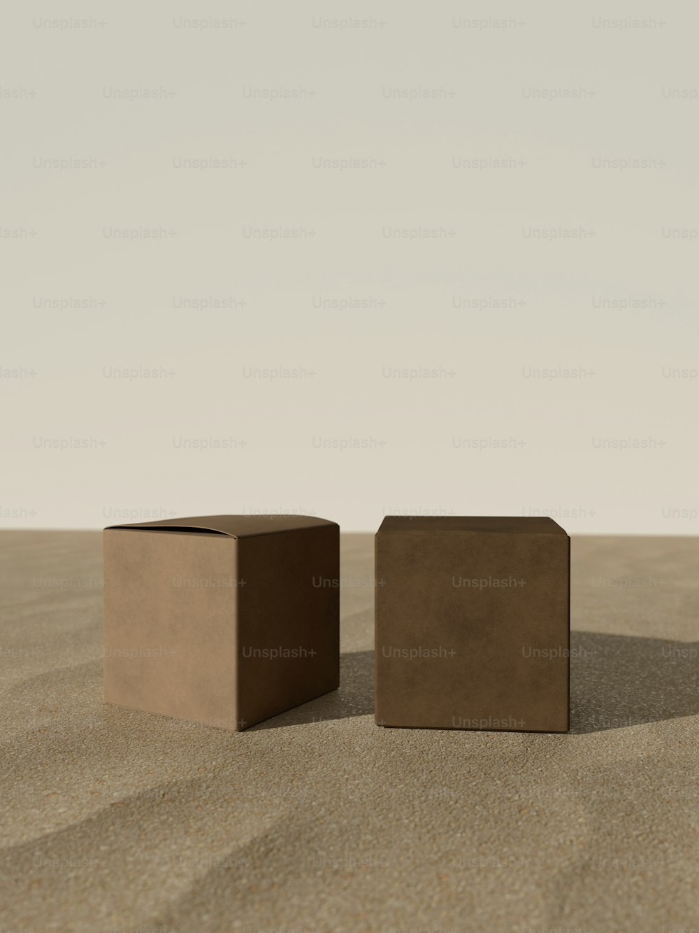 Un par de cajas sentadas en la parte superior de una playa de arena