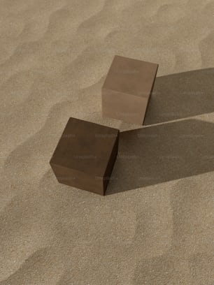砂浜の上に座っている数ブロック