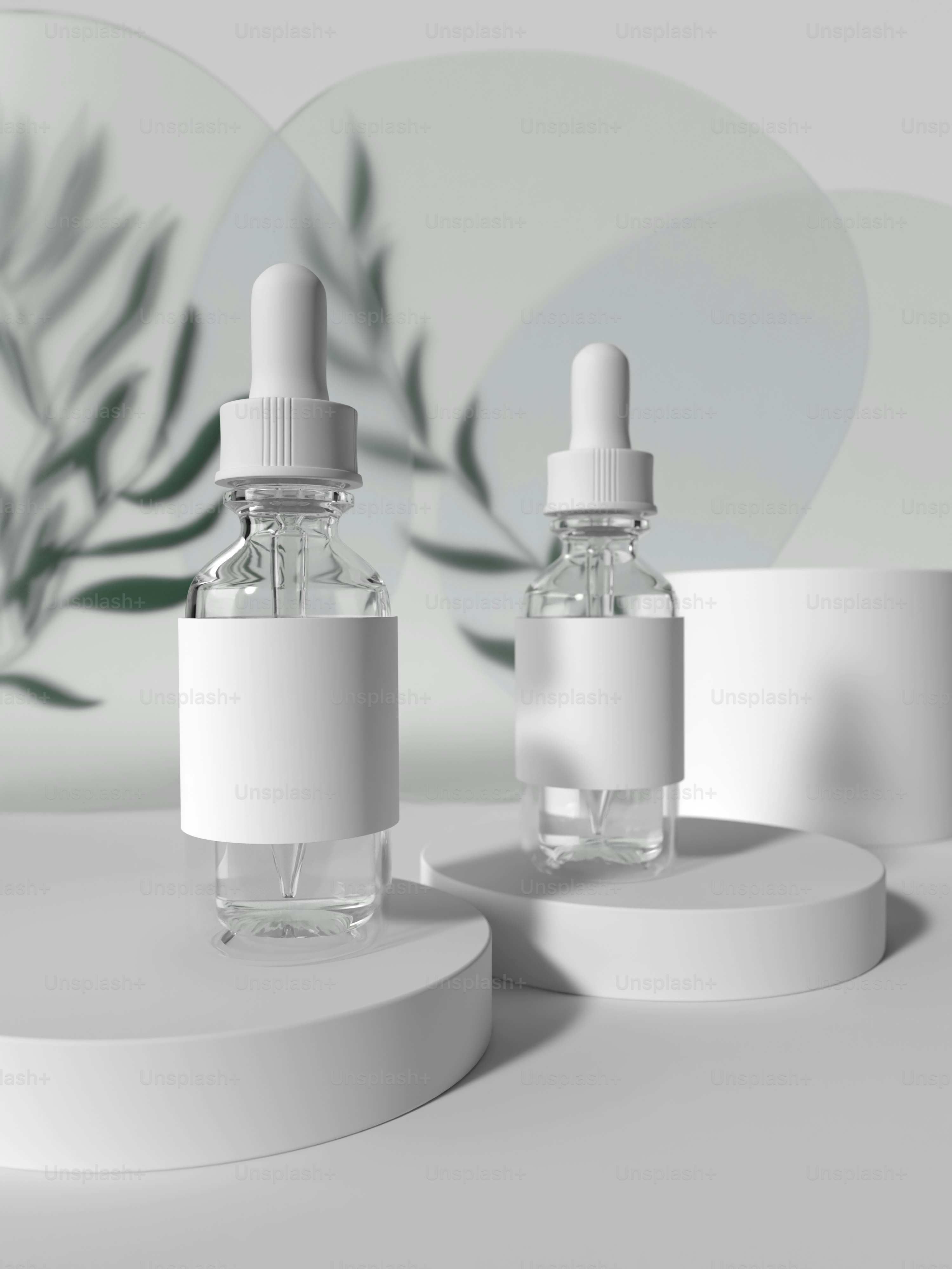 ein paar Flaschen auf einem Tisch