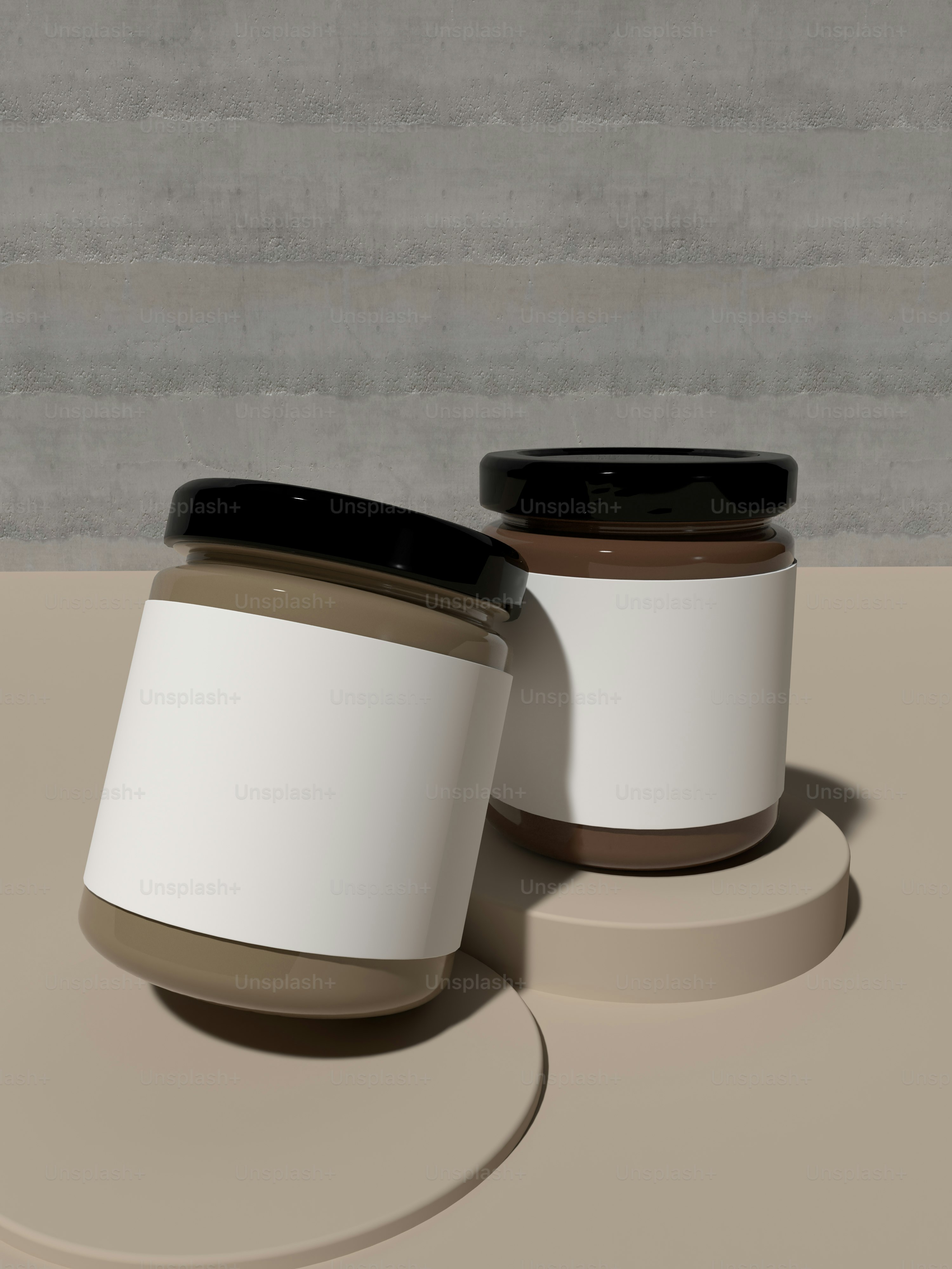 테이블 위에 앉아있는 두 개의 항아리