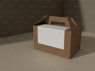 una scatola marrone con una scatola bianca sopra di essa