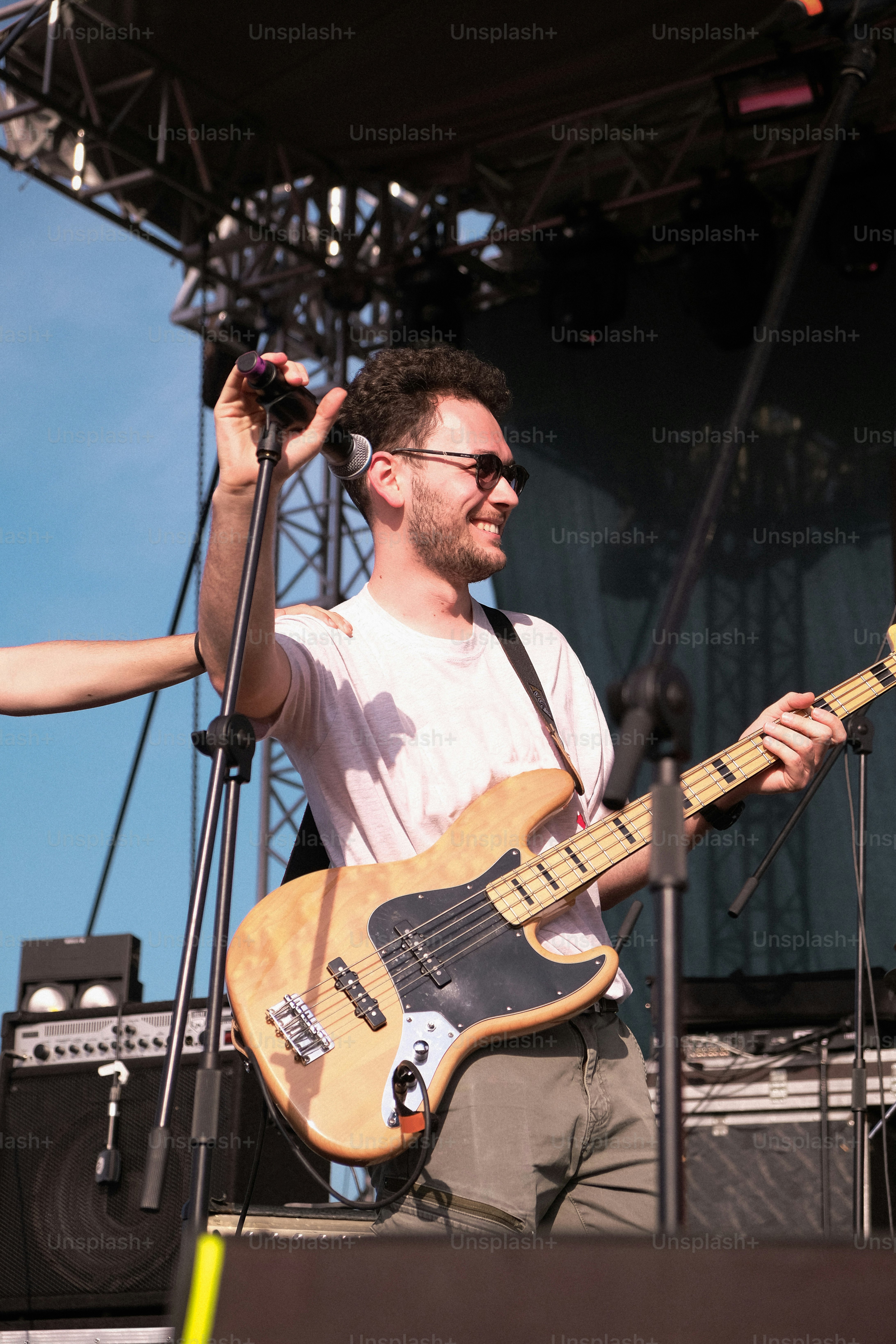 Ein Mann, der eine Gitarre hält, während er auf einer Bühne steht