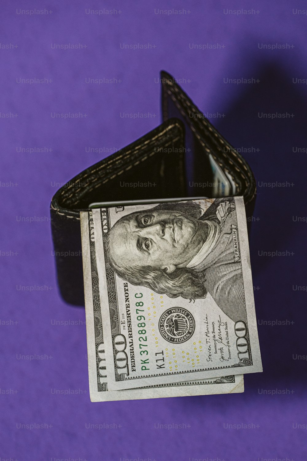 Ein Dollarschein, der aus einem Portemonnaie ragt