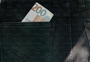 Un billete de euro que sobresale del bolsillo trasero de un par de jeans