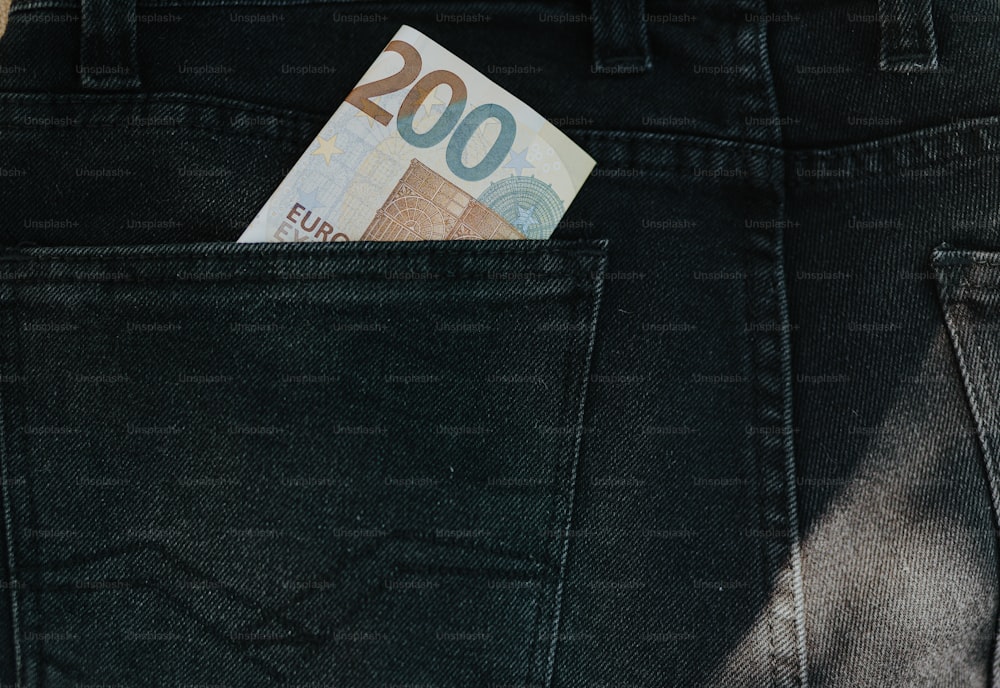 청바지 뒷주머니에서 튀어나온 유로 지폐
