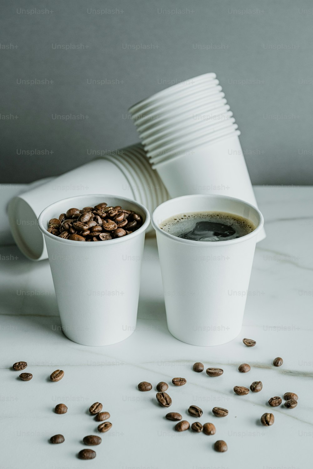 um par de xícaras de café sentado em cima de uma mesa
