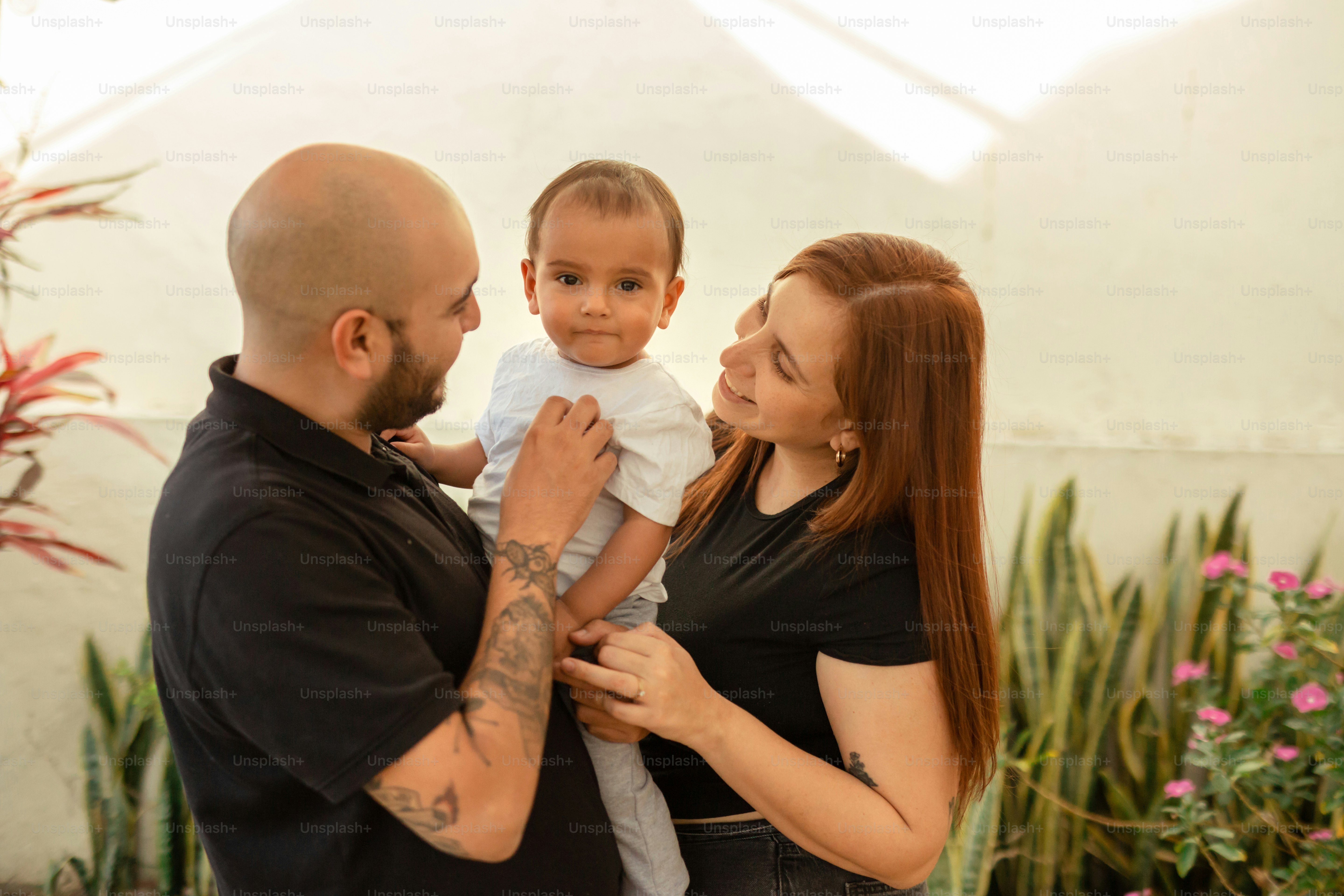 Una mujer sosteniendo a un bebé en sus brazos foto – Imagen de Familia ...