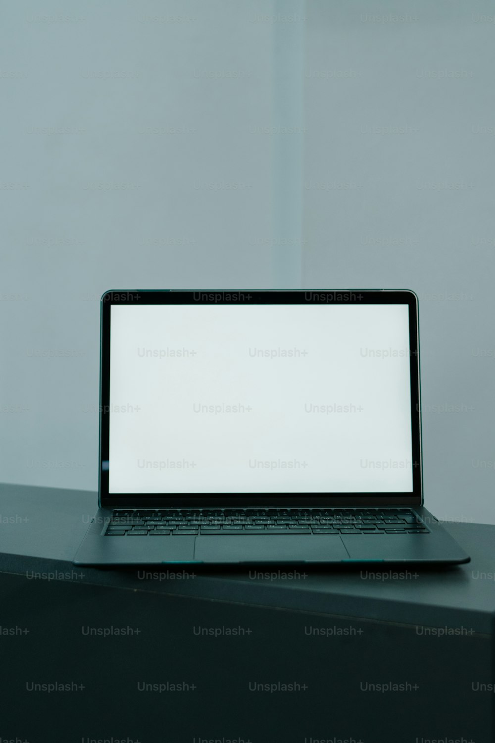 um computador portátil sentado em cima de uma secretária