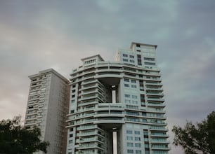 um edifício muito alto com muitas janelas