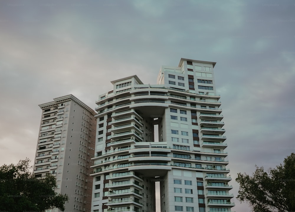 Un edificio muy alto con muchas ventanas