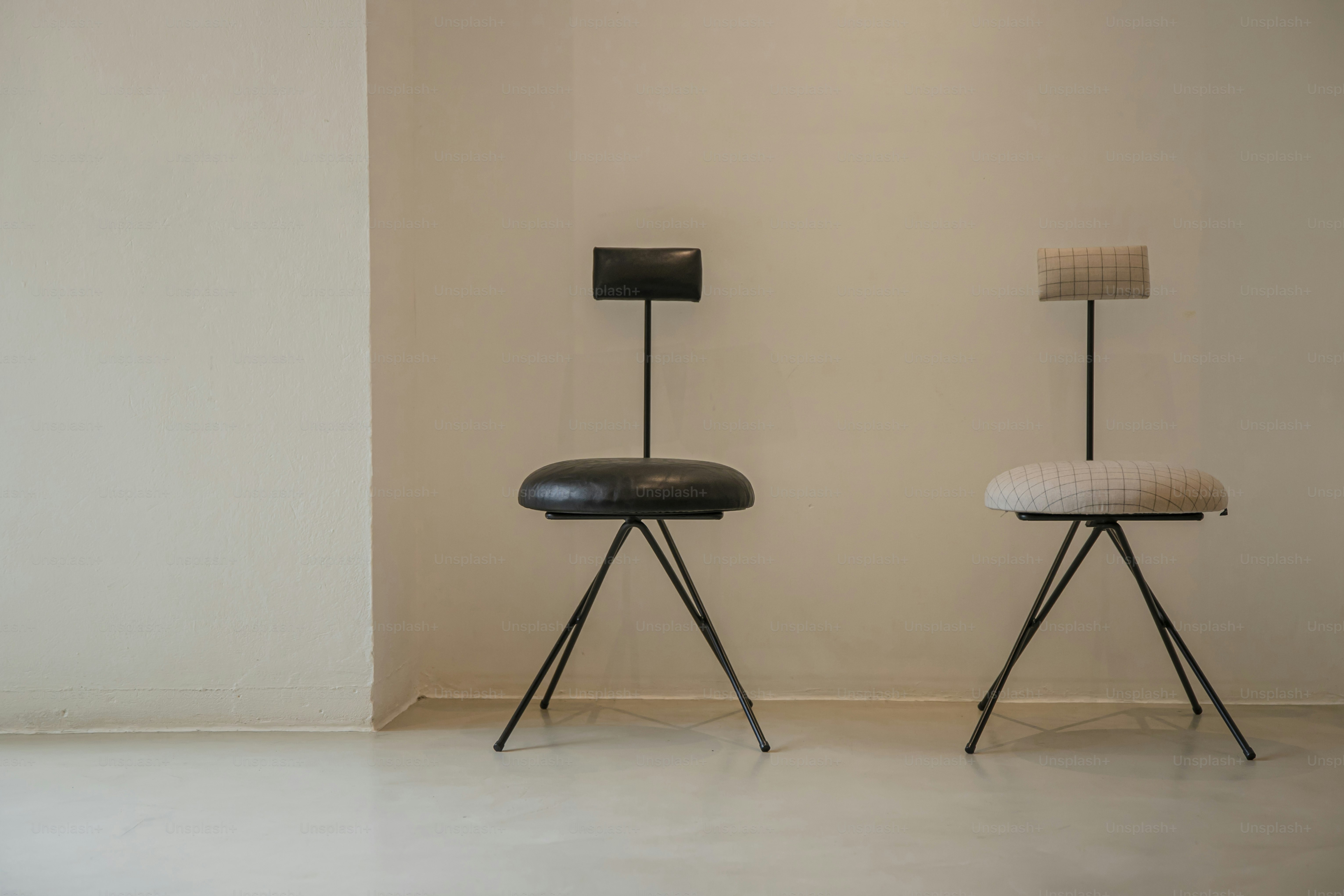 un par de sillas sentadas una al lado de la otra