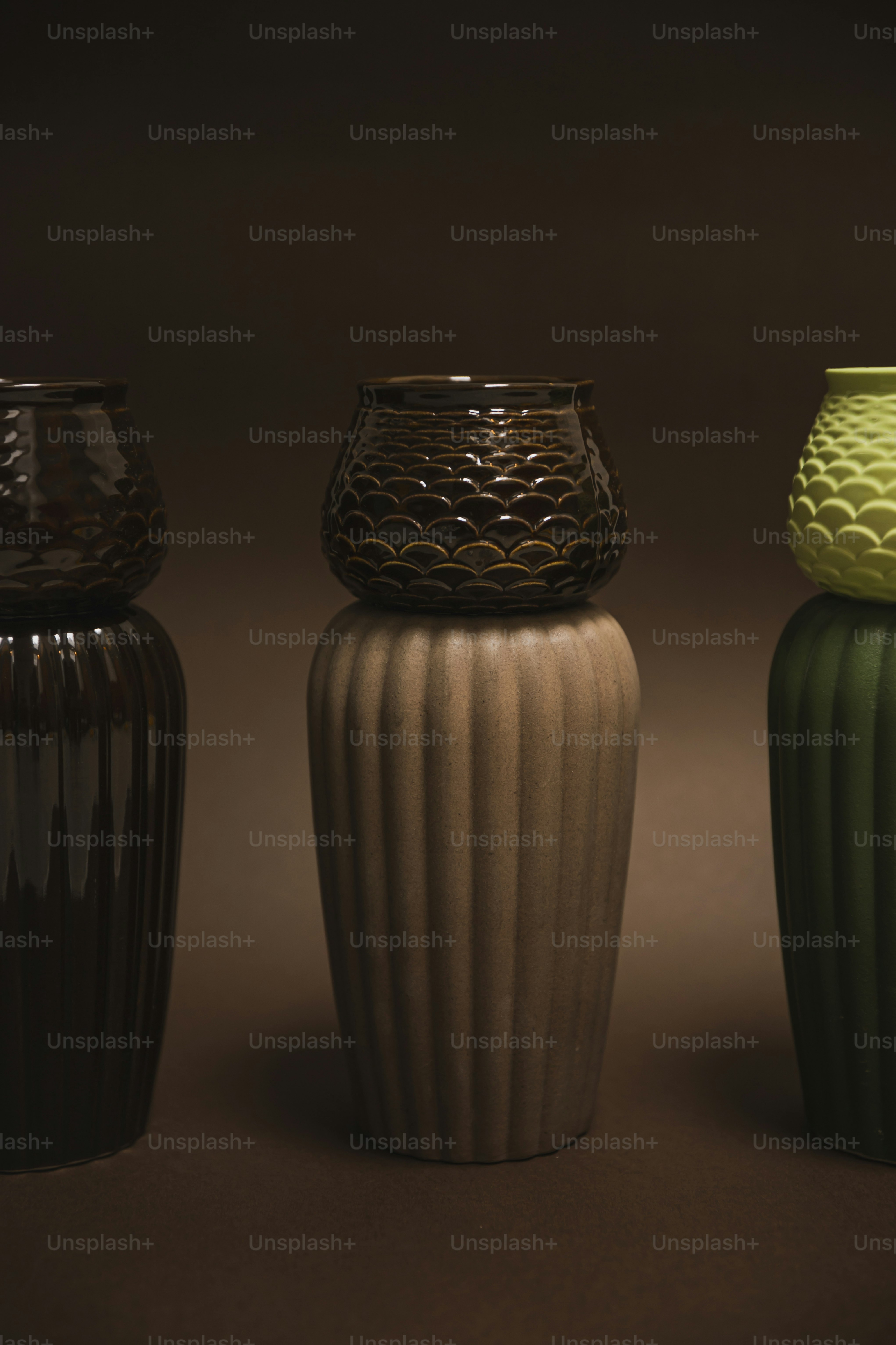 Un grupo de tres jarrones sentados uno al lado del otro