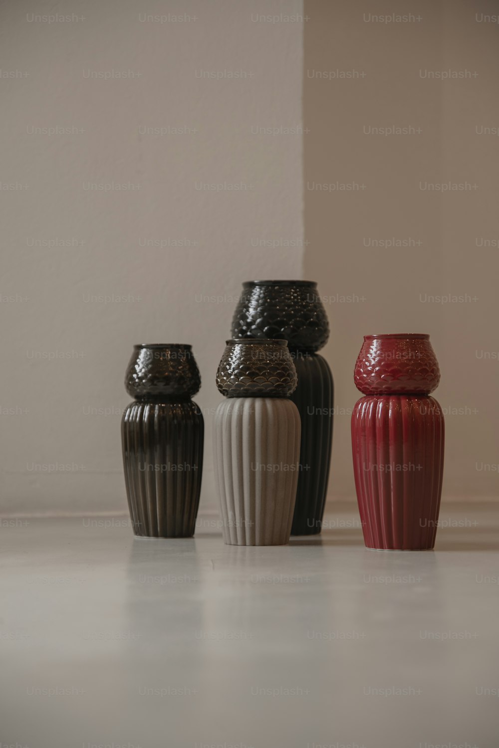eine Gruppe von drei Vasen, die nebeneinander sitzen