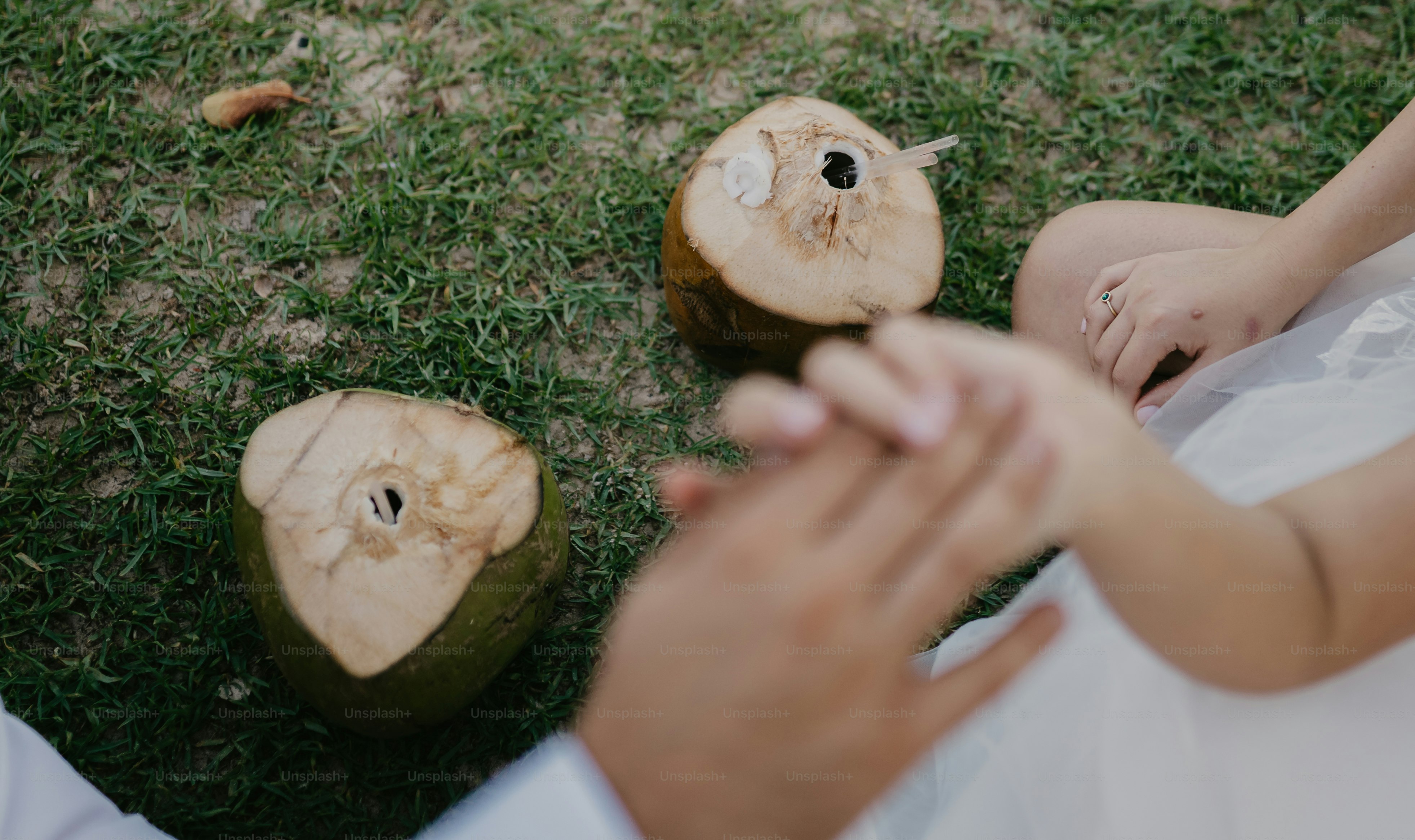 Una persona sentada en el suelo junto a dos piezas de madera
